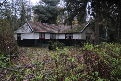 900416 Gezicht op het huis Baarnseweg 1B te Bosch en Duin (gemeente Zeist). De woning is kort na de oorlog als ...